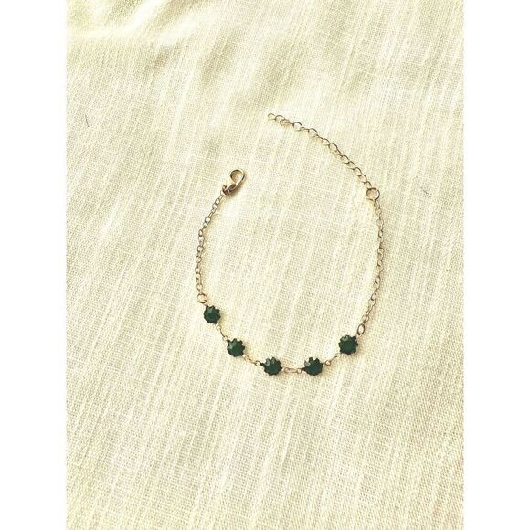 Dainty emerald green boho bracelet - Picture 1 of 2